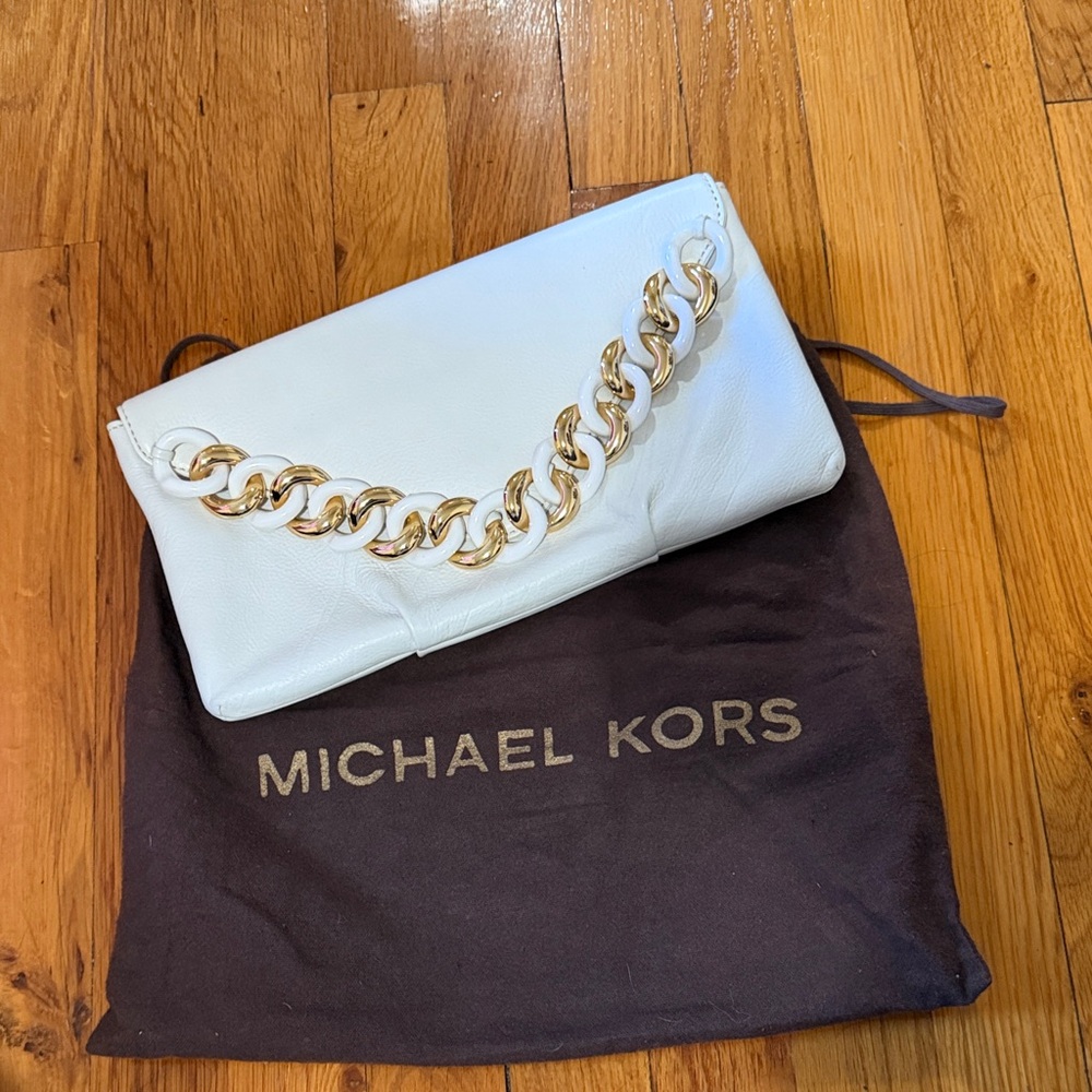 BRAND NEW Michael Kors Cream Clutch with Gold and White Chain Link Accent 💟